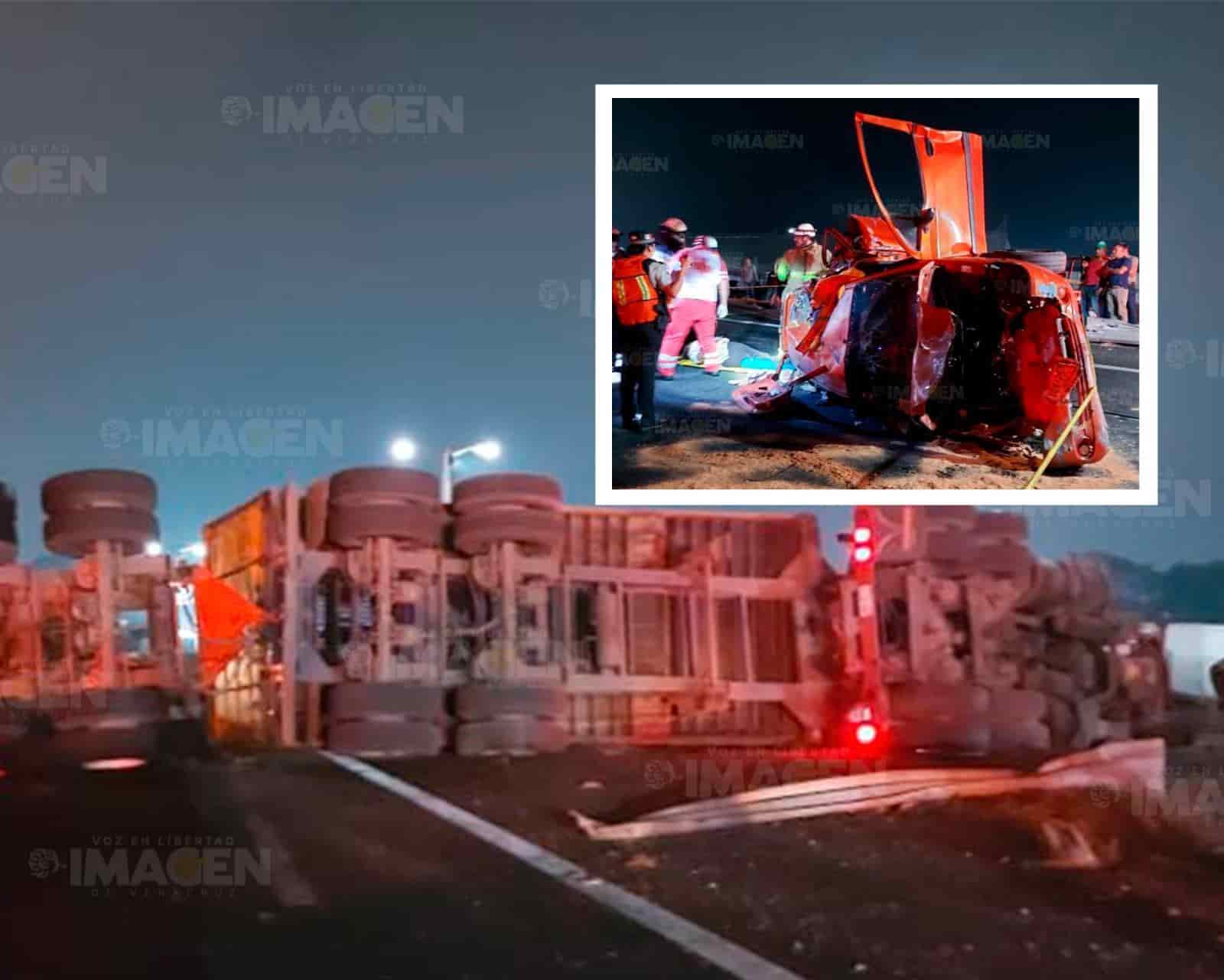 ¡Fuerte accidente! Vuelca tráiler y deja prensada a familia en su auto en la Veracruz-Cardel (+Video)