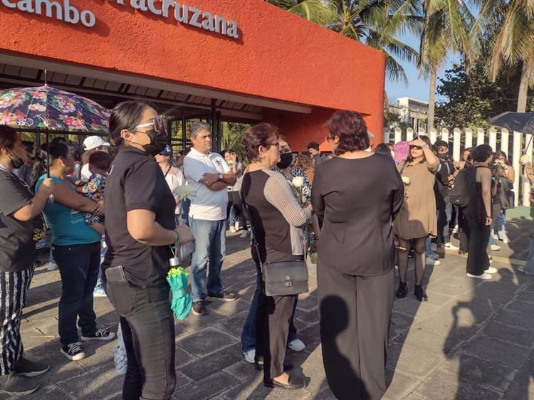 Marchan familiares y estudiantes de la UV por feminicidio de Karina: ¡Exigen justicia! (+Video)