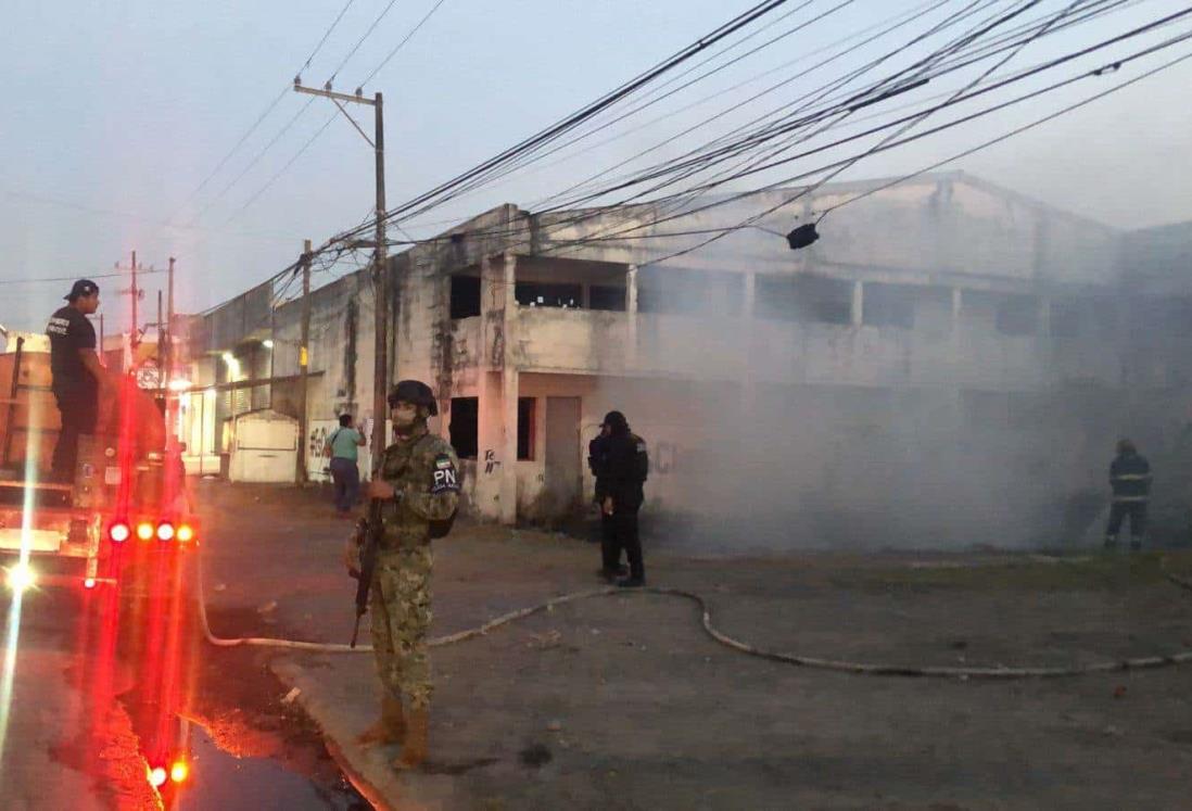 ¡Se prende! Se incendia edificio abandonado en la carretera Veracruz-Xalapa(+Video)