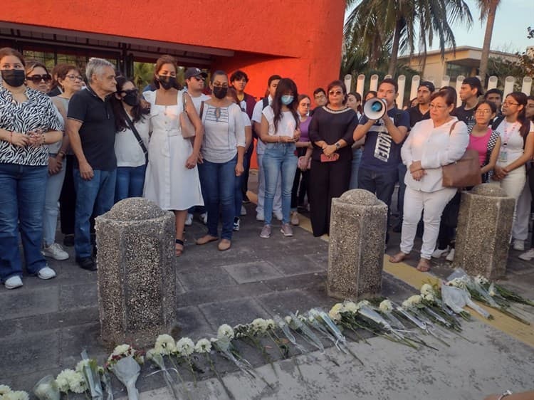 Marchan familiares y estudiantes de la UV por feminicidio de Karina: ¡Exigen justicia! (+Video)