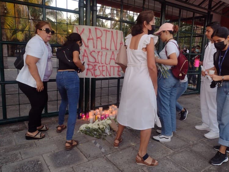 Marchan familiares y estudiantes de la UV por feminicidio de Karina: ¡Exigen justicia! (+Video)