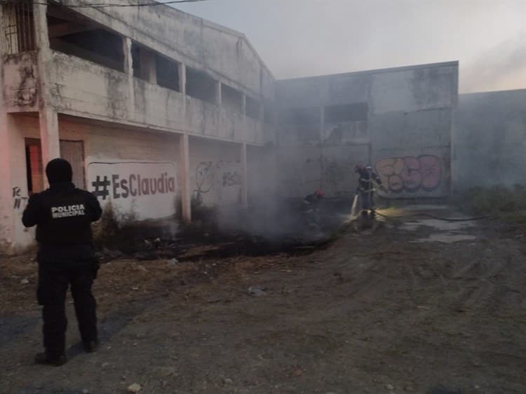 ¡Se prende! Se incendia edificio abandonado en la carretera Veracruz-Xalapa(+Video)