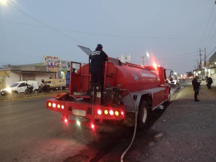 ¡Se prende! Se incendia edificio abandonado en la carretera Veracruz-Xalapa(+Video)