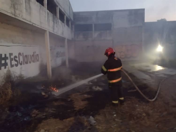 ¡Se prende! Se incendia edificio abandonado en la carretera Veracruz-Xalapa(+Video)