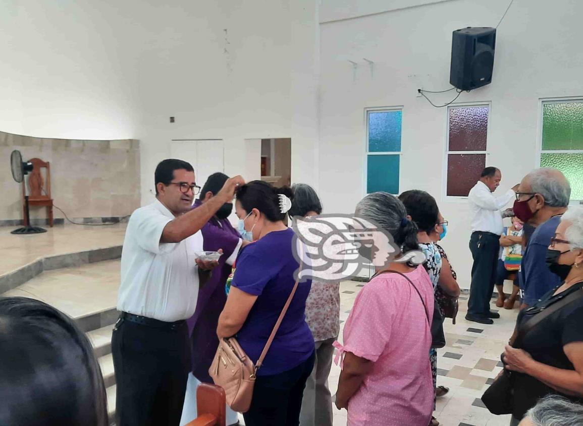 Feligreses de Agua Dulce acuden por su cruz en la frente