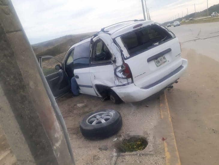 Camioneta se da contra poste de concreto en Malecón de Coatzacoalcos