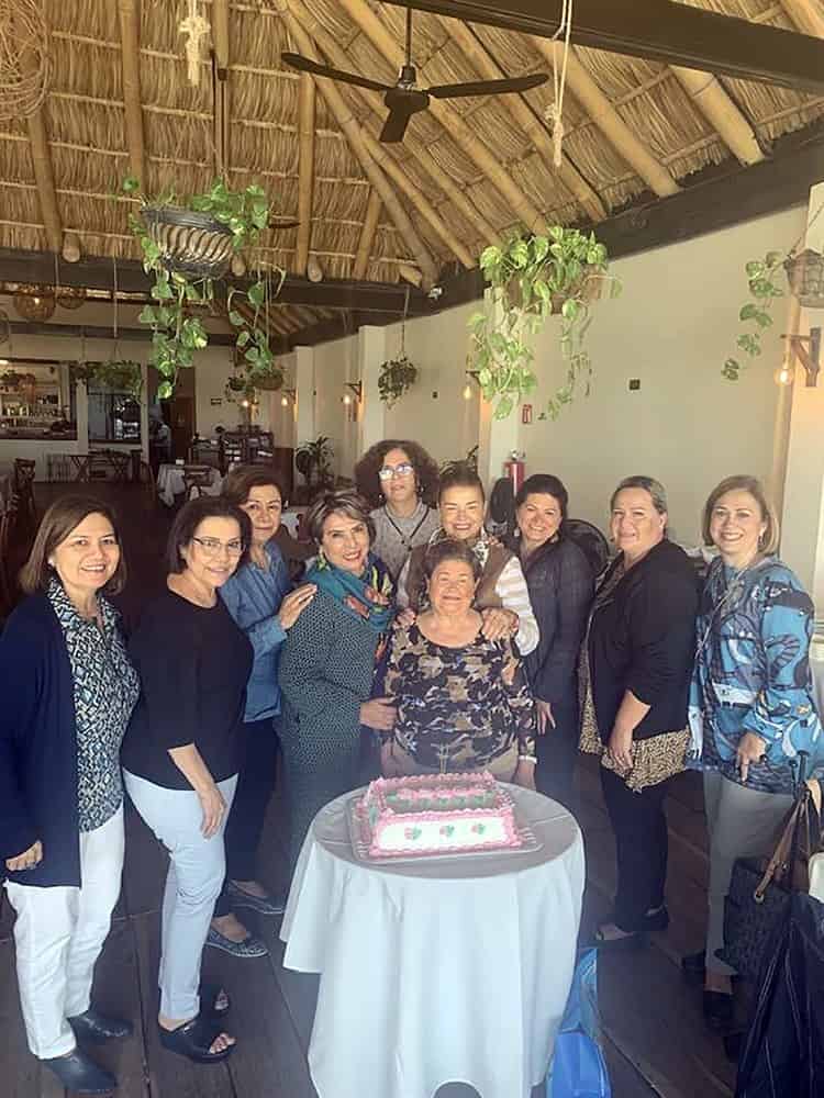 La señora Isabel Sánchez celebró un año más de vida