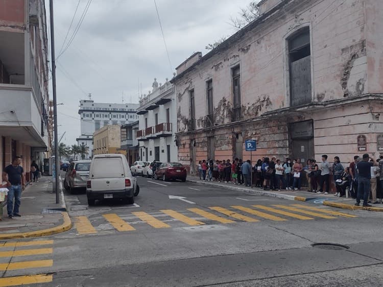 Largas filas para trámites de becas en el Banco del Bienestar de Veracruz (+Video)