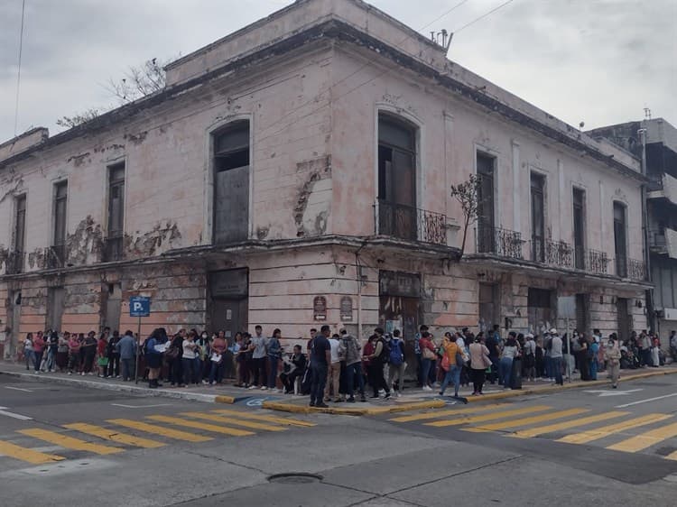 Largas filas para trámites de becas en el Banco del Bienestar de Veracruz (+Video)