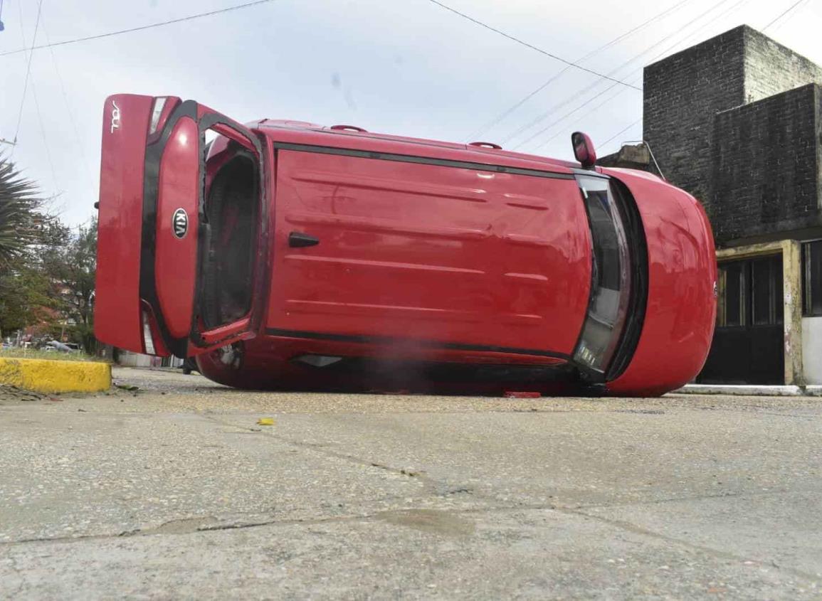 Aparatosa volcadura deja dos lesionados en el Centro de Coatzacoalcos