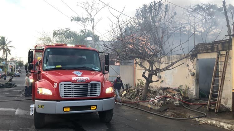 Incendio acaba con vivienda en Veracruz; había en el interior 7 perros y 2 gallos (+Video)