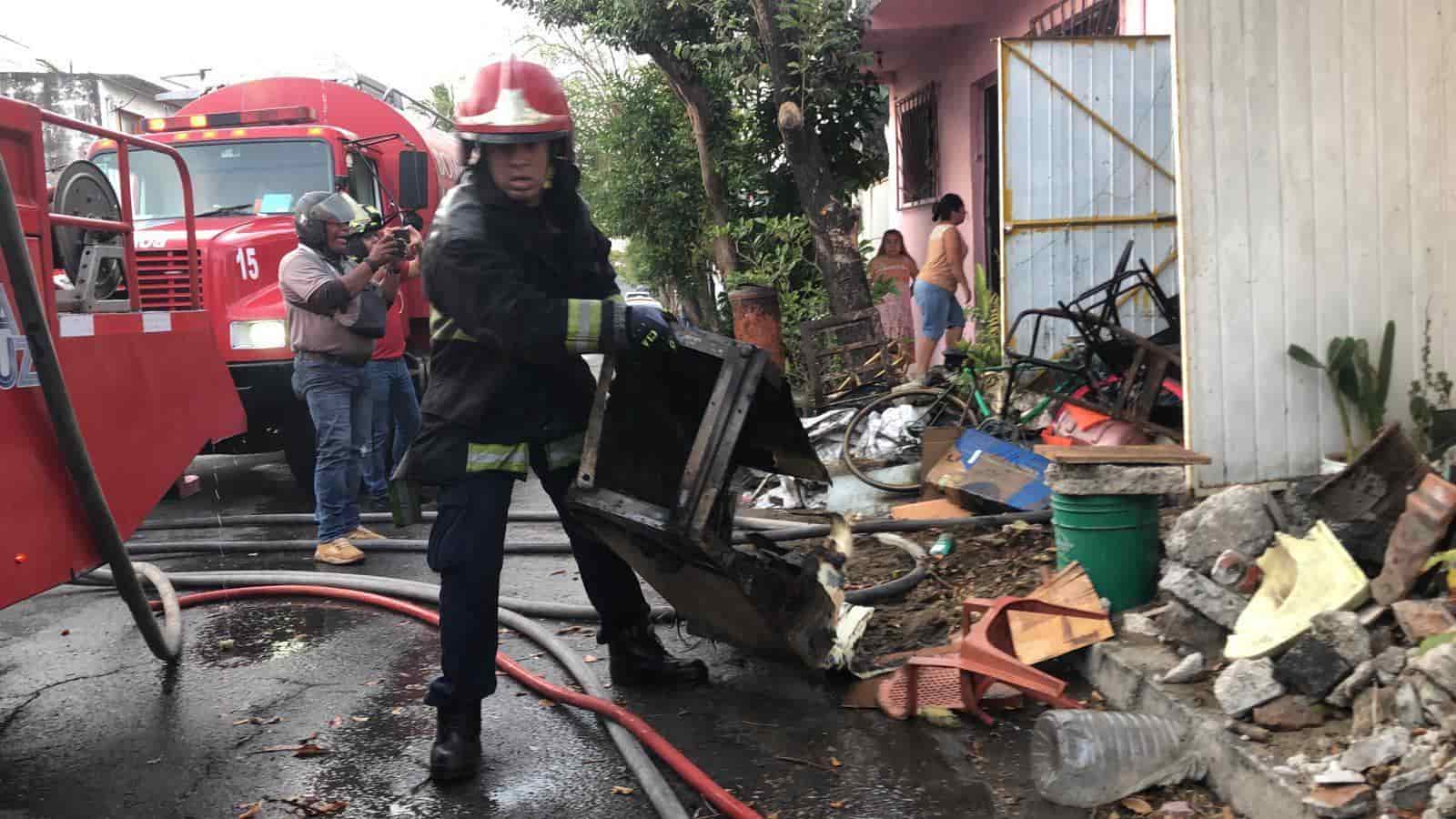 Incendio acaba con vivienda en Veracruz; había en el interior 7 perros y 2 gallos (+Video)