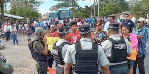 Habitantes de Tres Valles bloquean carretera; exigen liberación de una persona