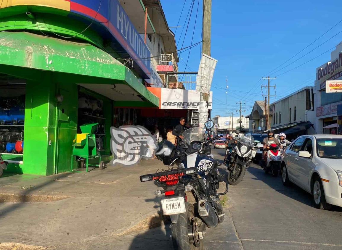 Con violencia delincuentes roban ferretería en Acayucan 