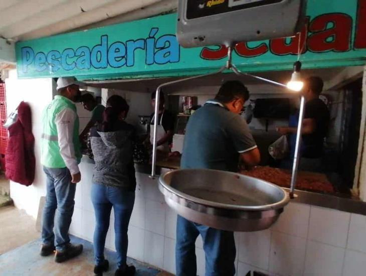 Supervisan Cofepris y Jurisdicción 11 al Mercado de Mariscos