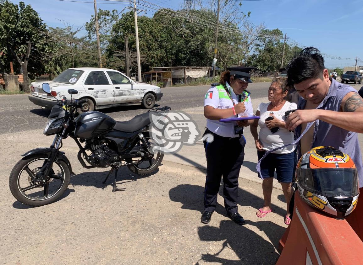 Taxista intenta ganar el paso y provoca choque en Acayucan