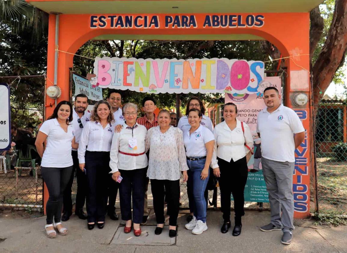 Presidenta del DIF, Esther Mortera visita a adultos mayores de la estancia “Apapachos del Corazón”