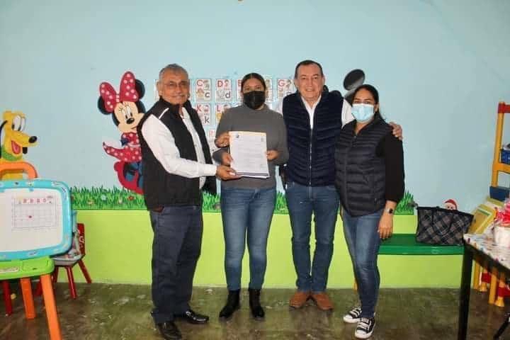 Jardín de niños de Puente Nacional recibe constancia de posesión