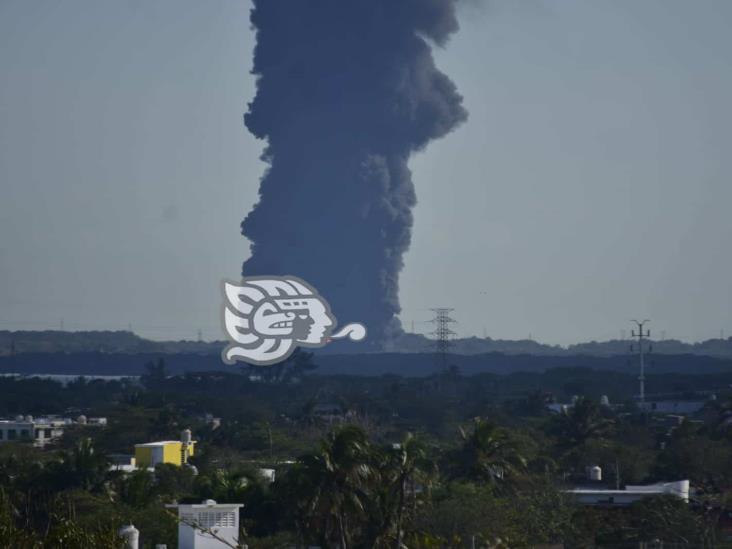 ¡Impresionante humareda! explota caverna en CAE de Pemex en Ixhuatlán (+Video)