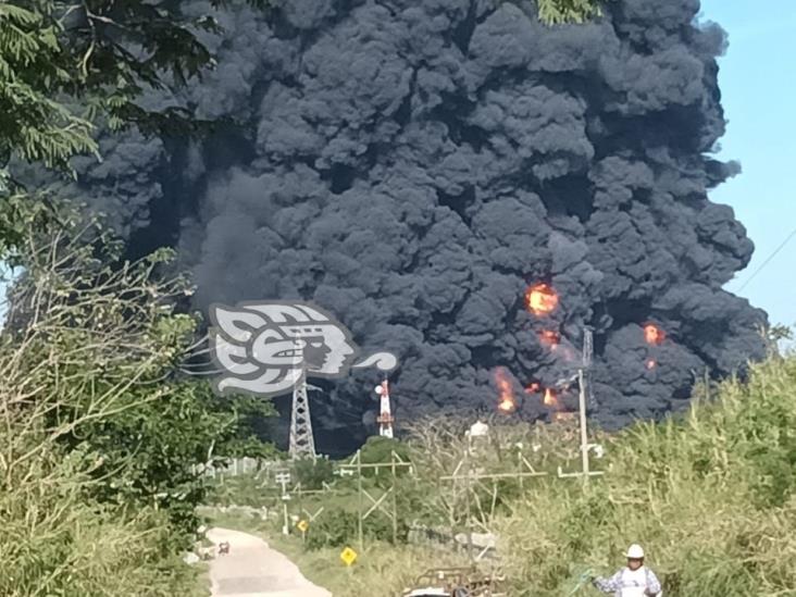 ¡Impresionante humareda! explota caverna en CAE de Pemex en Ixhuatlán (+Video)