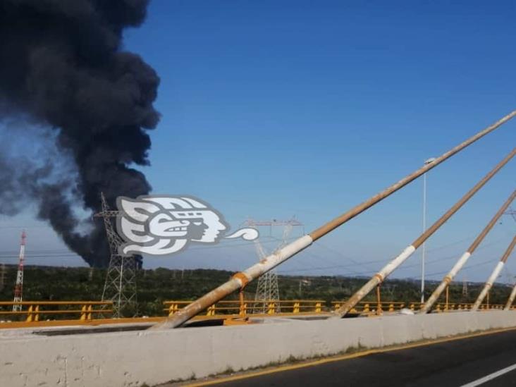 ¡Impresionante humareda! explota caverna en CAE de Pemex en Ixhuatlán (+Video)