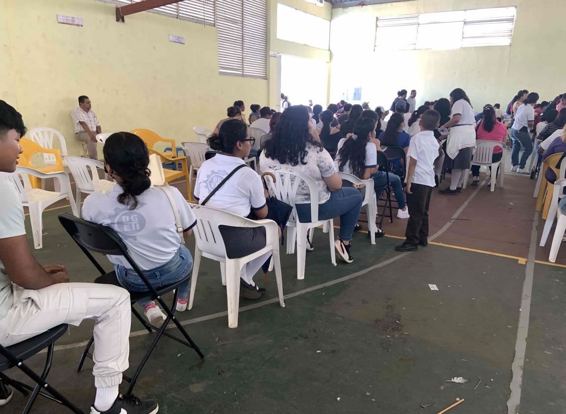 ¡Mente de tiburón! joven acayuqueño se renta para hacer fila en banco del Bienestar