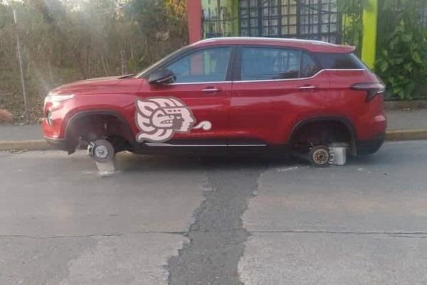 Sobre tabiques; ladrones roban llantas a camioneta en Ixtaczoquitlán
