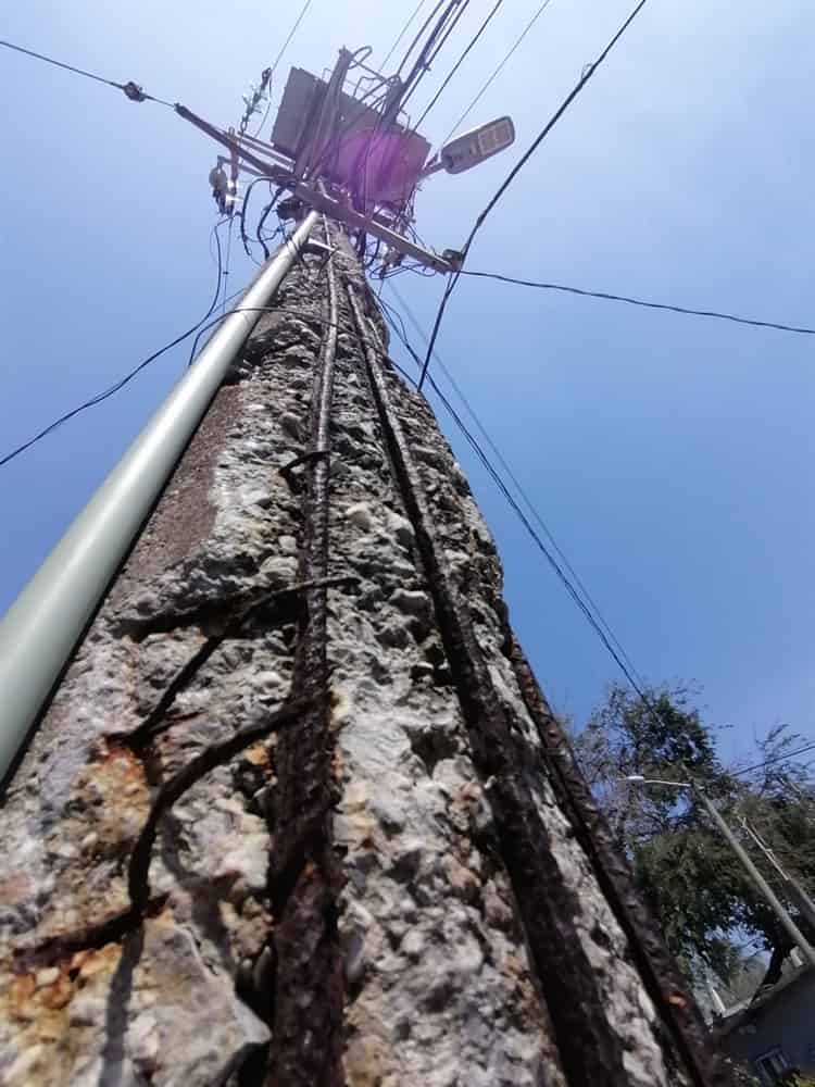 Temen caída de poste por las terribles condiciones en que se encuentra (+Video)