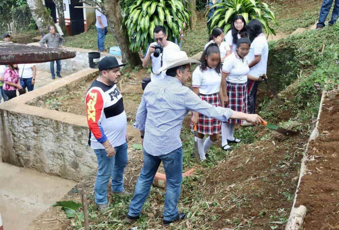 Zenyazen y Cuitláhuac, juntos en Tequio Agrícola en Catemaco