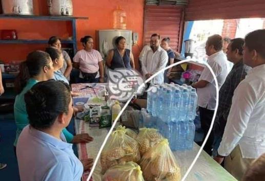 Critican a Sergio Guzmán por aportación tras incendio en Tuzandépetl; llevó pan y agua