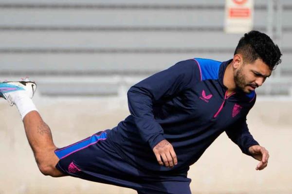 Tecatito entre algodones, manifiesta dolor en entrenamiento