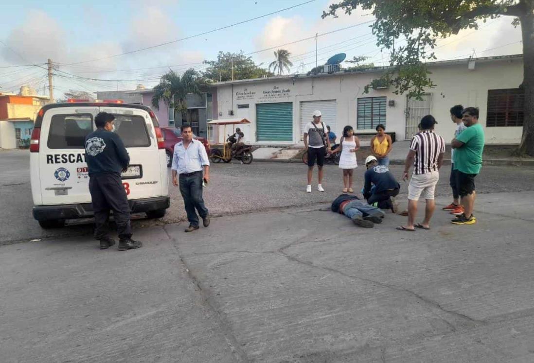 Hospitalizan a motociclista tras derrapar sin casco en Cardel