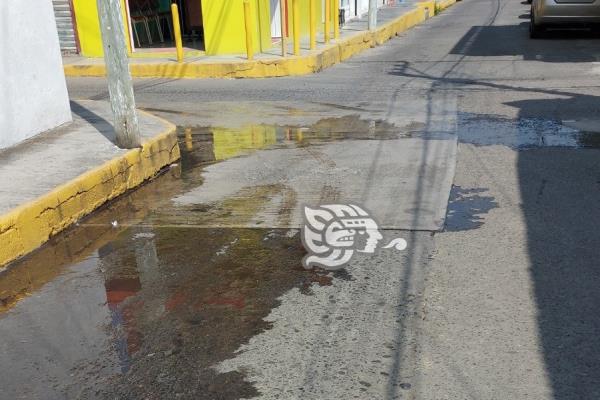 Pese a desabasto, acusan desperdicio de agua en Misantla