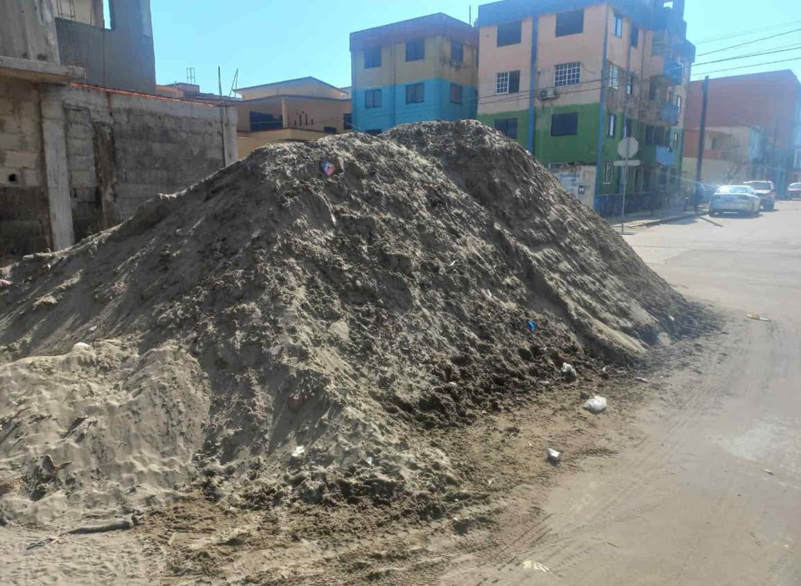 Montañas de arena cubren a la colonia Playa Sol