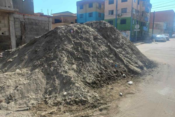 Montañas de arena cubren a la colonia Playa Sol, en Coatzacoalcos