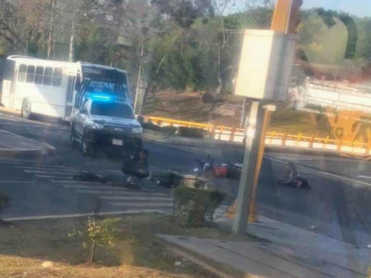 Motociclistas resultan lesionados tras chocar en avenida de Xalapa