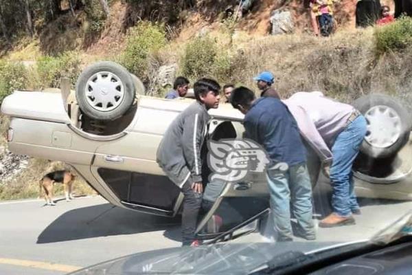 Volcadura de particular en Soledad Atzompa genera movilización policial