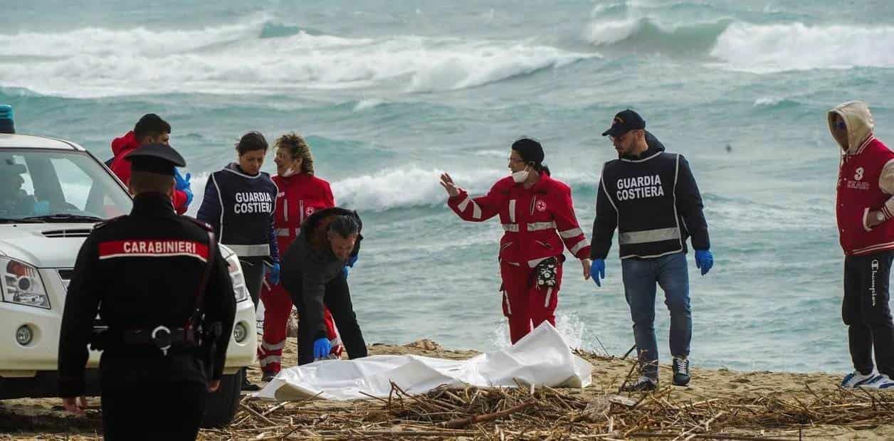 Naufragio de migrantes deja al menos a 60 personas sin vida en Italia