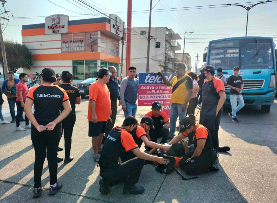 Urbano arrolló a trabajador de pizzería en el centro de Coatzacoalcos (+Video)