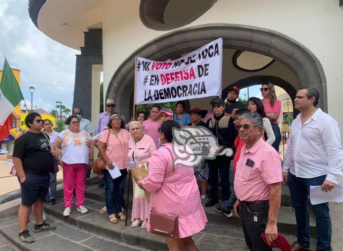 En Acayucan, reducido grupo de ciudadanos se sumó a movilización en defensa del INE(+Video)