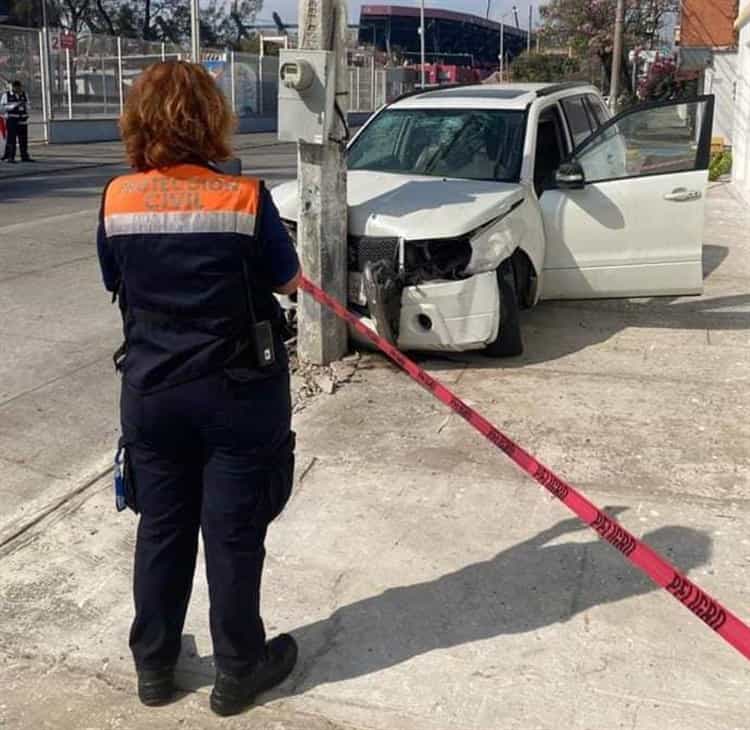 Choca contra poste en fraccionamiento Virginia; conductor abandona unidad