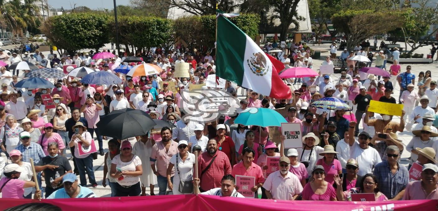 Exfuncionarios y excandidatos se mezlcan en marcha para defender al INE (+Video)