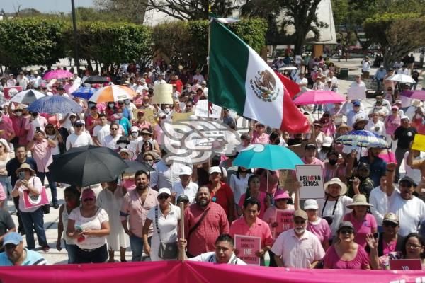 Exfuncionarios y excandidatos de oposición en marcha en defensa al INE en Coatzacoalcos