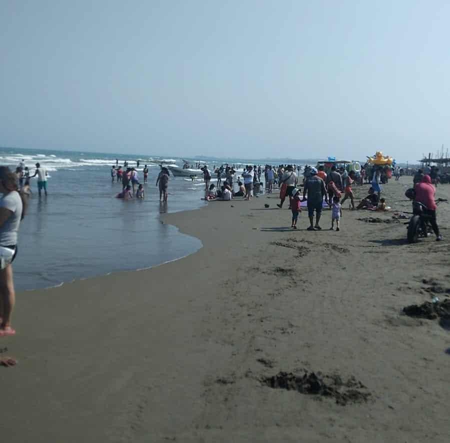 Rescatan a dos turistas de ahogarse en playa Chachalacas