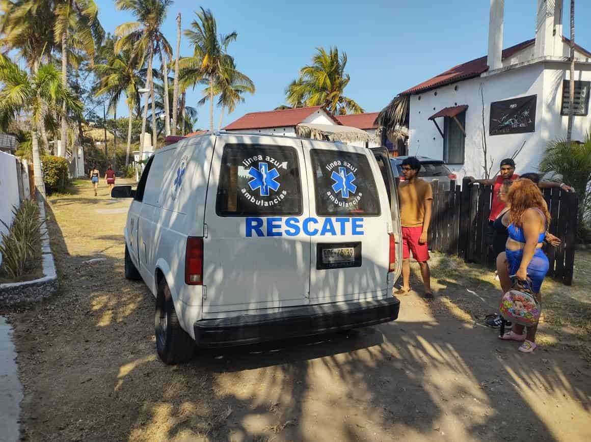 Rescatan a poblanos a punto de morir ahogados en playa Villa Rica