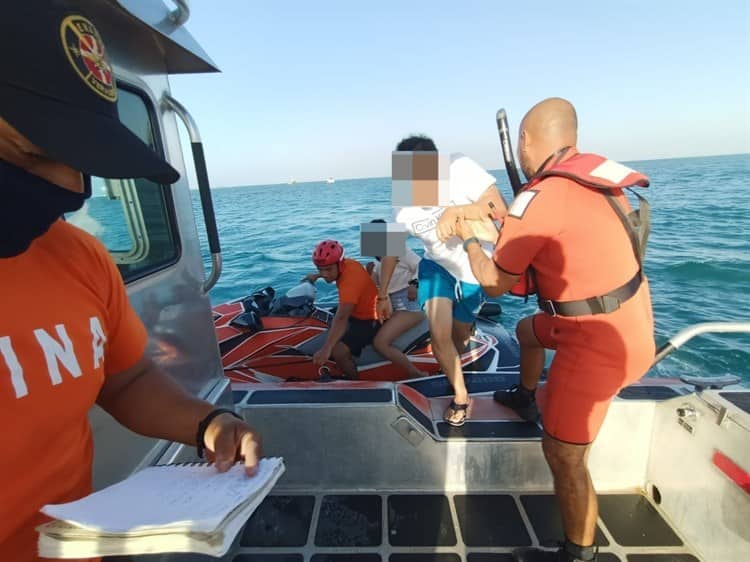 ¡Quedó a la deriva en el mar! rescatan yate con 9 personas en la Isla Salmedina, en Veracruz