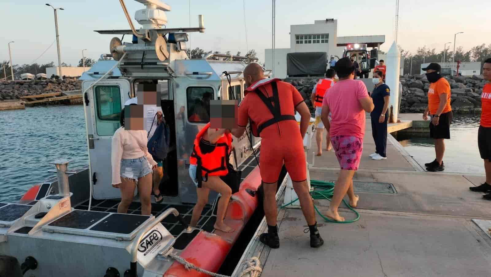 Marina rescata yate con 9 personas en la Isla Salmedina, en Veracruz