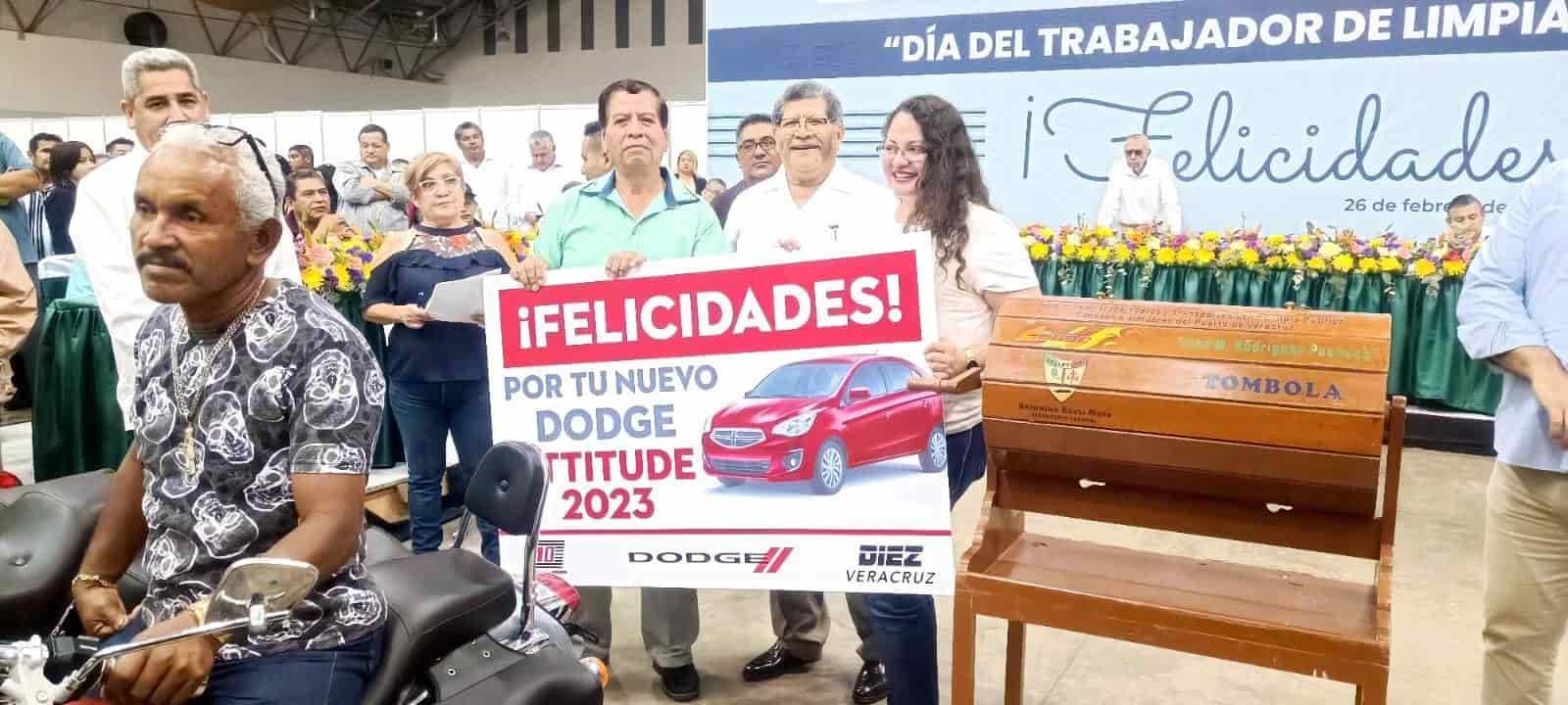 Celebran a trabajadores de la Limpia Pública con rifa de autos en el WTC