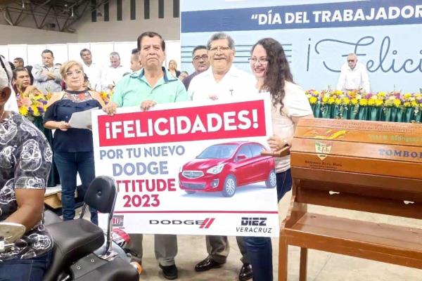 Celebran a trabajadores de la Limpia Pública con rifa de autos en el WTC
