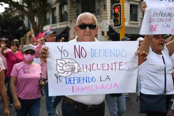 En marcha a favor del INE, algunos defendieron a García Luna